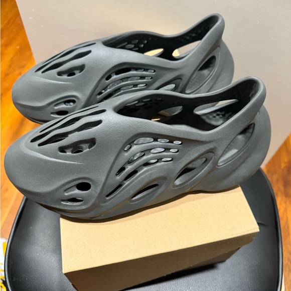 Yeezy Foam Runner “Carbon” - Picture 2 of 10